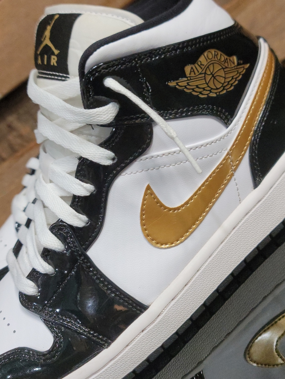 Nike Air Jordan 1 Mid SE "Patent Black White Gold" Mens 9 Ships Today - Picture 14 of 16